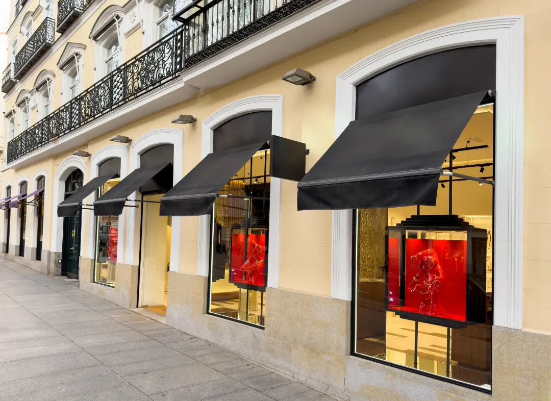 Façade vitrine de magasin en aluminium sur mesure à Soubise